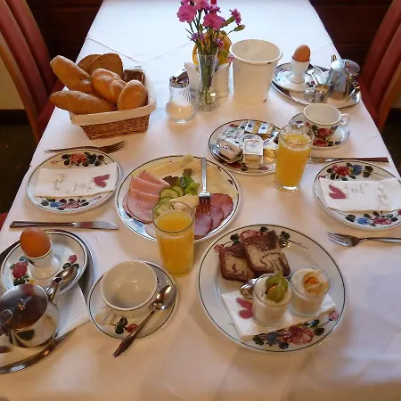 Schoene Aussicht בית הארחה